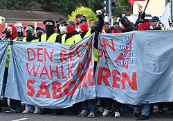 Demonstranten auf einer Zufahrtsstra&szlig;e zum Gel&auml;nde des AfD-Parteitags in Essen. - &copy; Henning Kaiser/dpa