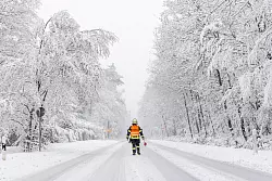 Ein Feuerwehrmann sperrt die Landstraße in Richtung Großer Feldberg (Taunus). - © Jan Eifert/dpa