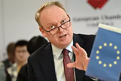 Laut Kammerpräsident Eskelund müssen EU-Firmen in China härter für ihr Geld arbeiten. (Archivbild) - © Johannes Neudecker/dpa