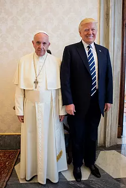 Papst Franziskus und US-Präsident Donald Trump bei einem Treffen 2017 im Vatikan. (Archivbild) - © picture alliance / L\\\'Osservatore Romano/AP/dpa