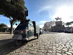 In Rom sind funktionsf&auml;hige Ape-Kleintransporter nur noch selten zu sehen. (Archivbild) - &copy; Christoph Sator/dpa