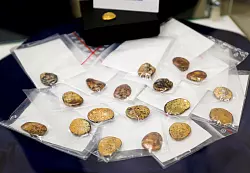 Das LKA stellte M&uuml;nzklumpen sicher, die aus dem gestohlenen Goldschatz von Manching stammen. (Archivbild). - &copy; Uwe Lein/dpa