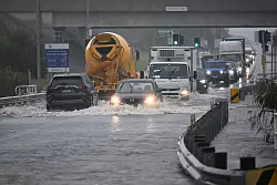 Vier Menschen sind tot, drei von ihnen ertranken in ihren Autos. - © Dean Lewins/AAP/dpa