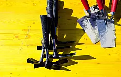 Besonders die Baubranche leidet unter Bürokratie (Archivbild) - © Philipp Schulze/dpa