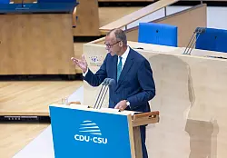 Die CDU/CSU-Fraktion im Bundestag feiert ihr 75-j&auml;hriges Bestehen. Der Vorsitzende, Friedrich Merz, betont die Bedeutung der Einigkeit. - &copy; Thomas Banneyer/dpa