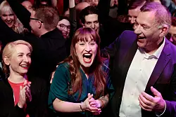 Linke bejubel den Wahlausgang. - © Carsten Koall/dpa