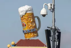 Videokameras sorgen f&uuml;r mehr Sicherheit. - &copy; Peter Kneffel/dpa