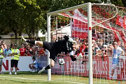 Gegentor zunächst verhindert: Bahlingens Keeper rettet in letzter Sekunde. - © Philipp von Ditfurth/dpa