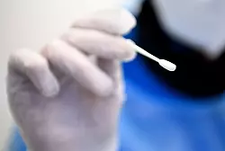 Eine Grippe ist keine Erkältung: Um die Viren richtig nachzuweisen, ist ein Abstrich nötig. - © Britta Pedersen/dpa-Zentralbild/ZB