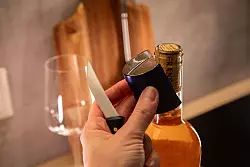 Schritt 1: Banderole vom Flaschenhals entfernen. - &copy; Christin Klose/dpa-tmn