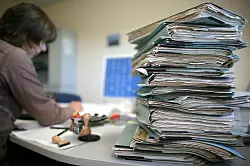 &Uuml;berbordenden Vorschriften kosten die deutsche Wirtschaft Milliarden (Archivbild) - &copy; Patrick Pleul/dpa