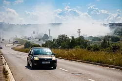 Stra&szlig;en wurden gesperrt und der Zugverkehr eingestellt, als eine giftige Chlorwolke durch einen Brand in einer Lagerhalle in der Stadt Vilanova i la Geltr&uacute; s&uuml;dwestlich von Barcelona &uuml;ber dicht besiedeltes Gebiet hinwegzog. - &copy; Kike Rinc&oacute;n/EUROPA PRESS/dpa