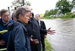 Vizekanzler Robert Habeck und der bayerische Innenminister Joachim Herrmann in Reichertshofen im Landkreis Pfaffenhofen an der Ilm. - &copy; Sven Hoppe/dpa