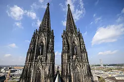 Die Polizei stoppte fünf junge Franzosen und eine Belgierin auf einer heimlichen Klettertour am Dom. - © Oliver Berg/dpa