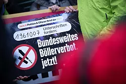 Auch Mitglieder der Gewerkschaft der Polizei setzen sich für ein bundesweites Böllerverbot ein. (Archivfoto) - © Sebastian Gollnow/dpa