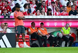 Ließ Wanner gegen Lyon von Beginn an ran: Trainer Vincent Kompany. - © Sven Hoppe/dpa