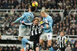 Woltemade (M) spielt seit dieser Saison für Newcastle United in England. - © Jon Super/AP/dpa