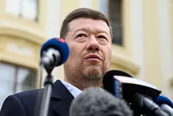 Der tschechische SPD-Vorsitzende Tomio Okamura spricht mit Reportern nach einem Treffen mit Pr&auml;sident Pavel, der ihn zu einer Konsultation nach den Wahlen eingeladen hatte. - &copy; Kamaryt Michal/CTK/dpa