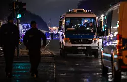 Polizisten und Fahrzeuge der Polizei. - &copy; Britta Pedersen/dpa