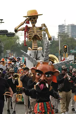 Die Parade ist einem Umzug nachempfunden, der im James-Bond-Film &laquo;Spectre&raquo; von 2015 zu sehen war. - &copy; Claudia Rosel/AP/dpa