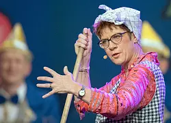 Die Politik bietet noch genug Stoff f&uuml;r Auftritte als Putzfrau Gretel im Karneval, meint Kramp-Karrenbauer, die die Rolle schon oft gespielt hat. (Archivbild) - &copy; Boris Roessler/dpa