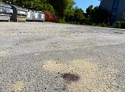 Ein Blutfleck auf dem Asphalt am Tatort l&auml;sst erahnen, was sich hier abgespielt haben k&ouml;nnte - &copy; Alex Talash/dpa