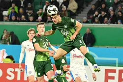 Energisch: Wolfsburgs Konstantinos Koulierakis köpft den Ball auf das Tor. - © Swen Pförtner/dpa