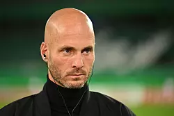 Unter Druck: Wolfsburgs Trainer Paul Simonis. - © Swen Pförtner/dpa