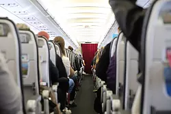 Wo sind die Flugbegleiter? Manchmal hilft es, sich mit dem Blick auf Sicherheitspersonal von der in abgeschlossenen R&auml;umen - wie dem Flugzeug - aufkommenden Angst abzulenken. - &copy; Sascha Thelen/dpa/dpa-tmn