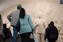 Historiker machen Sowjetdiktator Josef Stalin für den Tod von Millionen Menschen verantwortlich - nun erinnert ein Denkmal in der Moskauer Metro an ihn. - © Ulf Mauder/dpa