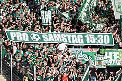 Das Thema Anstoßzeiten ist vielen Fans wichtig. - © Uwe Anspach/dpa
