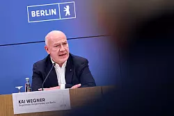 Berlins Regierender B&uuml;rgermeister Kai Wegner (CDU) war am ersten Tag des Stromausfalls nicht vor Ort im Bezirk Steglitz-Zehlendorf. (Archivbild) - &copy; Michael Ukas/dpa