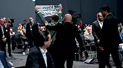 Aktivisten werden bei der Hauptversammlung der Volkswagen AG aus dem Saal gef&uuml;hrt. - &copy; Britta Pedersen/dpa