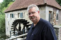Mu?hlenexperte Detlev Flores erkla?rt den Besuchern die Wassermu?hle Mallum. - © Bernd F. Meier/dpa-tmn