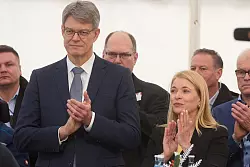 Pallas Berufung an die Konzernspitze war Teil der neuen Bahnstrategie von Bundesverkehrsminister Patrick Schnieder (CDU, l.). (Archivbild) - &copy; Thomas Frey/dpa