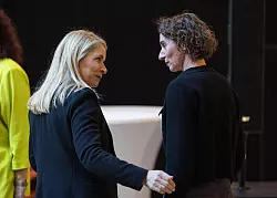 Verstehen sich gut: Bahnchefin Palla (l.) und die stellvertretende EVG-Vorsitzende Cosima Ingenschay. (Archivbild) - &copy; Hannes P. Albert/dpa