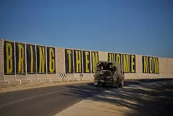 Noch immer halten islamistische Terroristen Geiseln im Gazastreifen fest. - © Ohad Zwigenberg/AP/dpa