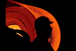 Ein Stahlarbeiter bei der Arbeit - er hat eine neue Chef-Chefin. - &copy; Rolf Vennenbernd/dpa