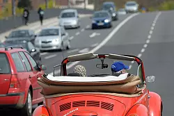 Cabrios - hier ein VW Käfer - sind zwar Kult, aber angeblich auch out in Deutschland. (Archivbild) - © David Ebener/dpa