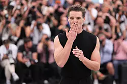 Tanktop auf dem roten Teppich in Cannes: kein Problem für Pedro Pascal («Game of Thrones», «The Last of Us»). - © Scott A Garfitt/Invision/AP/dpa