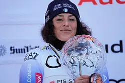 Die Hände an der Kugel: Federica Brignone nach dem Gewinn des Gesamtweltcups. (Archivbild) - © John Locher/AP/dpa