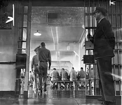 Vor mehr 60 Jahren liefen die Alcatraz-Insassen noch durch die Speises&auml;le des ber&uuml;chtigten Gef&auml;ngnisses. - &copy; ---/NPS/Golden Gate NRA, Park Archives/dpa