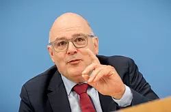 Arbeitgeber-Vertreter Steffen Kampeter schl&auml;gt die Einf&uuml;hrung einer Praxisgeb&uuml;hr vor. (Archivbild) - &copy; Michael Kappeler/dpa