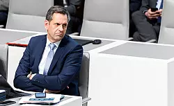 Olaf Lies musste viele Jahre darauf warten, aus dem Schatten von Stephan Weil treten zu k&ouml;nnen. (Archivbild) - &copy; Michael Matthey/dpa