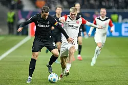 Frankfurt und Freiburg spielen um die Champions League. - © Uwe Anspach/dpa