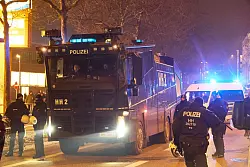 Auch Wasserwerfer sind vorsichtshalber aufgefahren. - &copy; Georg Wendt/dpa