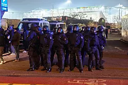 Die Polizei ist mit einem Gro&szlig;aufgebot beim Stadtderby dabei. - &copy; Georg Wendt/dpa