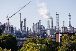 Sp&uuml;rt die schwache Nachfrage: der weltgr&ouml;&szlig;te Chemiekonzern BASF. (Archivbild) - &copy; Lando Hass/dpa