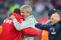 Friedhelm Funkel (M) feierte einen gelungenen Einstand als Trainer beim 1. FC Köln - © Daniel Karmann/dpa