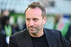 Wolfsburgs Sportdirektor Sebastian Schindzielorz sieht keinen Handlungsbedarf auf der Trainer-Position. - © Swen Pförtner/dpa